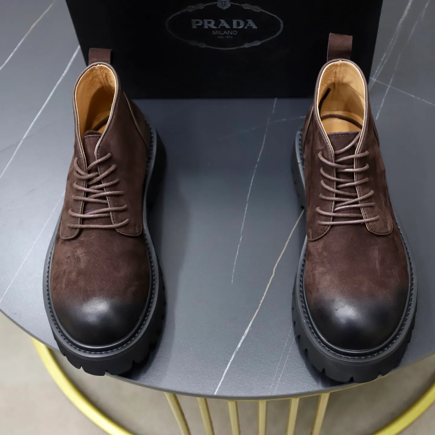 Men's shoes: 580💰🙅‍♂️🙅‍♂️🙅‍♂️ Brand: PRADA Standard code: 38-44 (45 customized) Grade: Same as the official website Material: Original high-grade high-mercerized light Comfortable and breathable pigskin lining Non-slip soft wear-resistant outsole Style category: Men's fashionable casual boots Distinguished luxury brand elements Top luxury Color: actual picture color